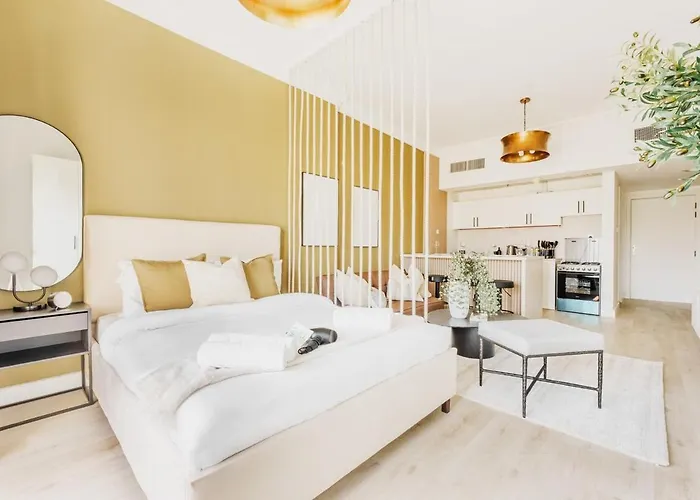 Elegant Studio Apartment Sophisticated In Jvc Perfect For 4