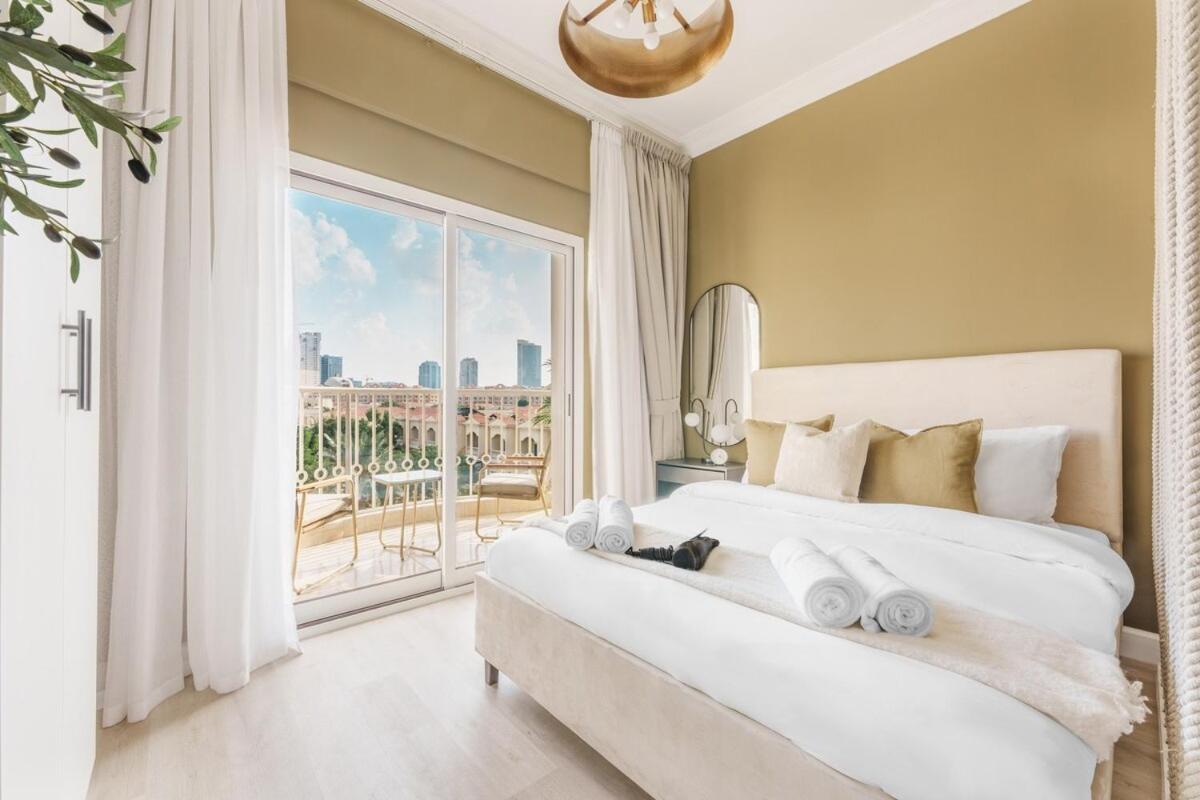 Elegant Sophisticated In Jvc Perfect For 4 Apartment *